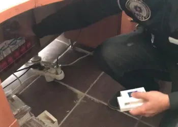 İşyerindeki gizli bölmede kaçak tütün ele geçirildi