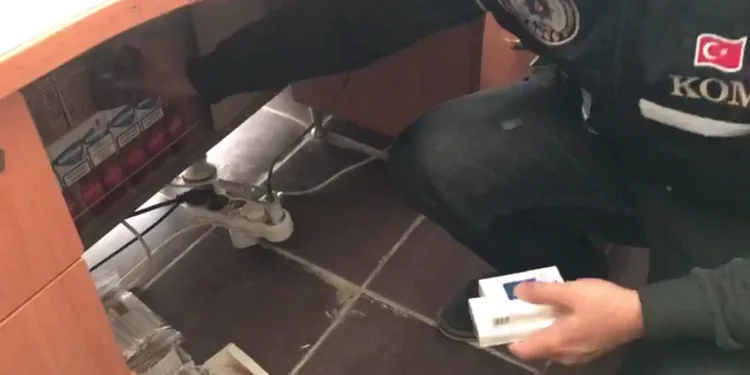 İşyerindeki gizli bölmede kaçak tütün ele geçirildi