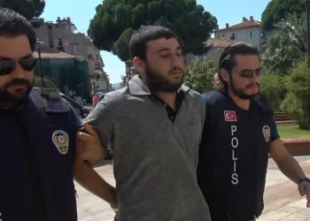 Gürültü nedeniyle komşusunun başını taşla ezerek öldüren sanığa müebbet