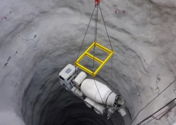 Dev araçlar vinçle havadan böyle taşınıyor