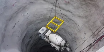 Dev araçlar vinçle havadan böyle taşınıyor
