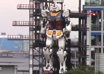 Gundam Robotu ilk adımını attı