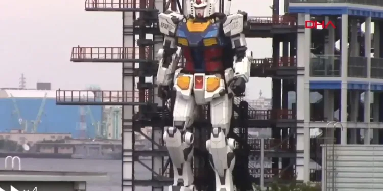 Gundam Robotu ilk adımını attı