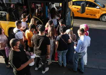 Sosyal mesafesiz ayakta yolculuk