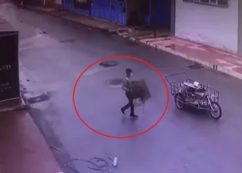 Bursa’da rögar kapağı hırsızlığı kamerada