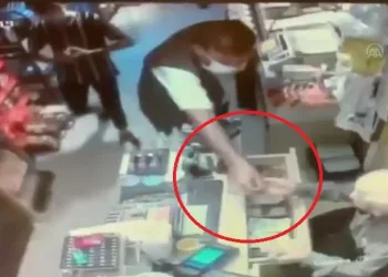 Bursa’da tırnakçılık adı verilen yankesicilik kamerada