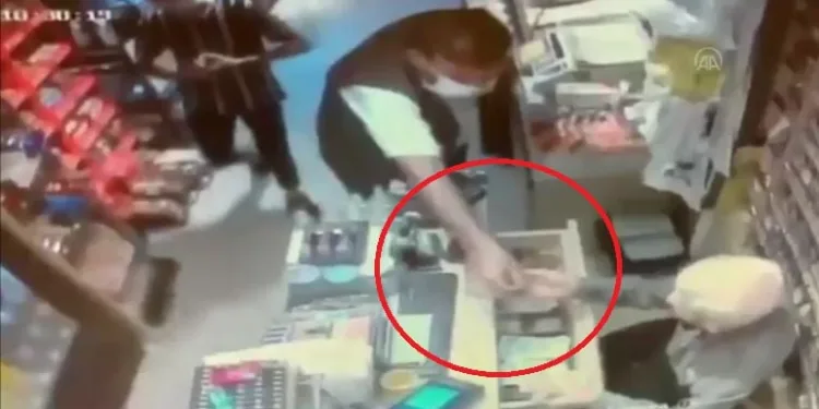 Bursa’da tırnakçılık adı verilen yankesicilik kamerada
