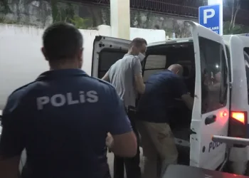 Bursa’da karısını yatak odasında sevgilisiyle yakaladı