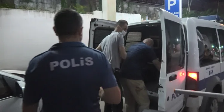 Bursa’da karısını yatak odasında sevgilisiyle yakaladı
