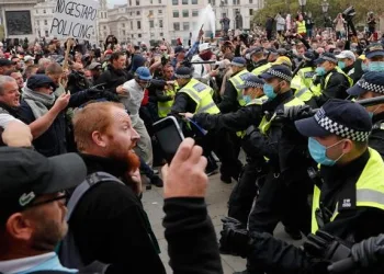 İngiltere’de karantina protestosuna polis müdahalesi