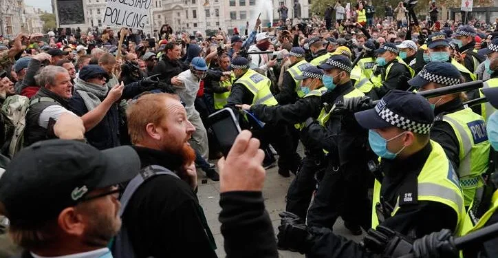 İngiltere’de karantina protestosuna polis müdahalesi