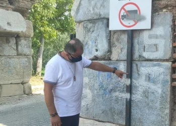 İznik’teki 2 bin yıllık tarihi surlara ‘Nazi’ sembolü çizildi