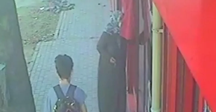 Kafe önünden geçerken Türk Bayrağını öptü