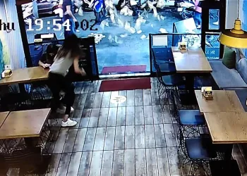 Gökten para yağdı! 30 saniyede izi bile kalmadı