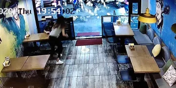 Gökten para yağdı! 30 saniyede izi bile kalmadı