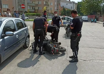 Bursa’da feci kaza! Önce kaldırıma sonra otomobile çarptı