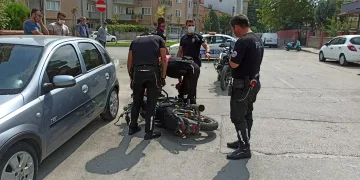 Bursa’da feci kaza! Önce kaldırıma sonra otomobile çarptı