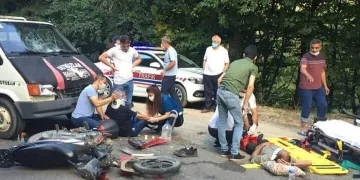 Kamyonet ile motosiklet kafa kafaya çarpıştı