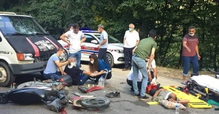 Kamyonet ile motosiklet kafa kafaya çarpıştı