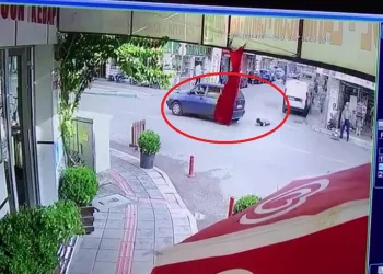 Bursa’da küçük çocuk seyir halindeki araçtan düştü