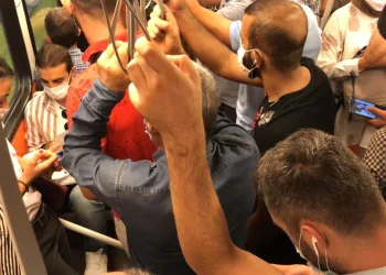 Metro ve metrobüslerde sırt sırta yolculuk