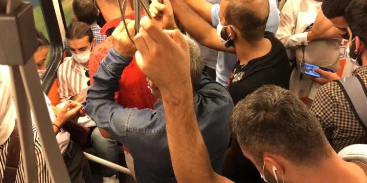 Metro ve metrobüslerde sırt sırta yolculuk