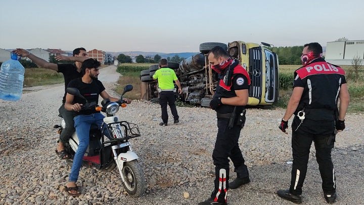 Bursa'da kazayı izleyen 2 kişiye maske cezası