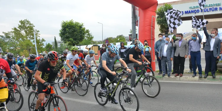 Yıldırımlılar doğa için pedal çevirdi, fidan dikti