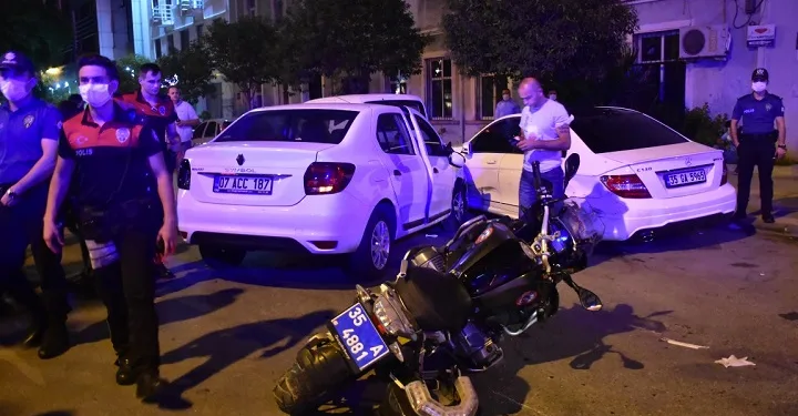 Polis motosikleti, otomobille çarpıştı: 2’si polis 4 yaralı