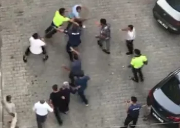 Yumruklu, tekmekli, kemerli kavga! Polis bile ayıramadı