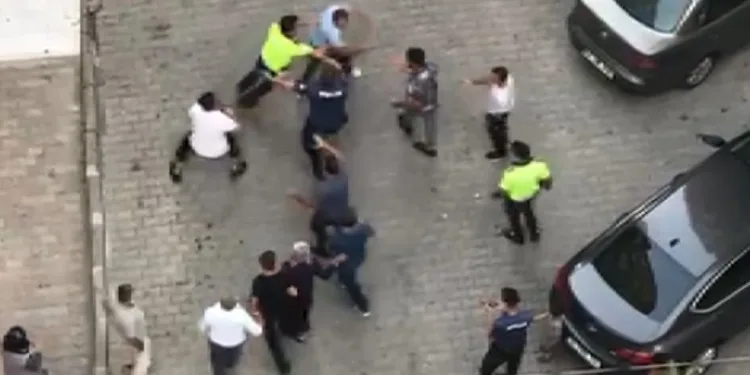 Yumruklu, tekmekli, kemerli kavga! Polis bile ayıramadı
