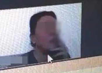 Öğretmen, online eğitimde sigara içti