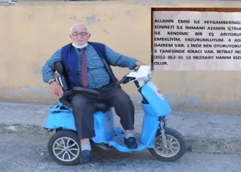 Üçüncü eşini bulmak için duraklara bu ilanı asıyor