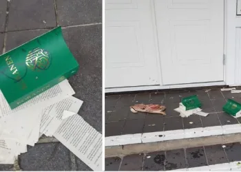 İsveç’te mescit önüne yakılmış Kur’an-ı Kerim sayfaları ve domuz pastırması bırakıldı