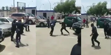 Devlet Başkanı sokak ortasında Bakan’ı dövdü