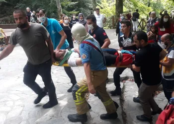 Fotoğraf çektiği sırada kayalıklardan düştü