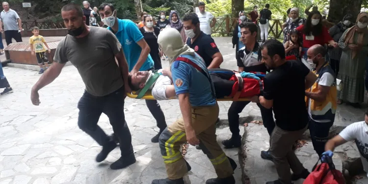 Fotoğraf çektiği sırada kayalıklardan düştü