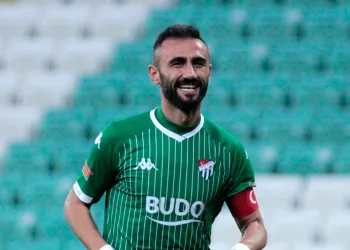 En son Bursaspor forması giyen Selçuk Şahin futbolu bıraktığını açıkladı