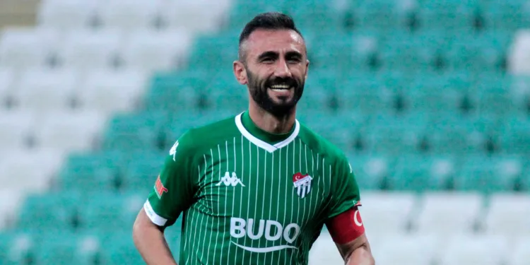 En son Bursaspor forması giyen Selçuk Şahin futbolu bıraktığını açıkladı