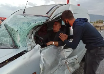 Bursa’da kaza sonrası araca sıkıştı