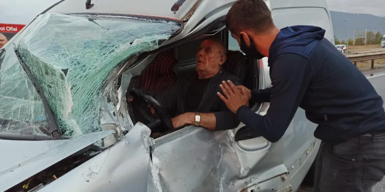 Bursa’da kaza sonrası araca sıkıştı