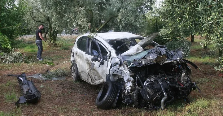 Bursa’da zeytin ağacına çarpan şoför hayatını kaybetti