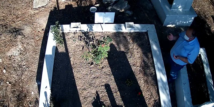‘DuaMatik’le ailesinin mezarını izleyip, dua ediyor