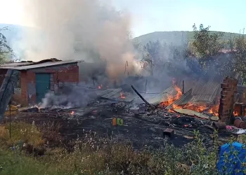 Bursa’da tek katlı ev, yangında kullanılamaz hale geldi