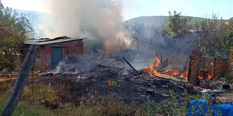 Bursa’da tek katlı ev, yangında kullanılamaz hale geldi