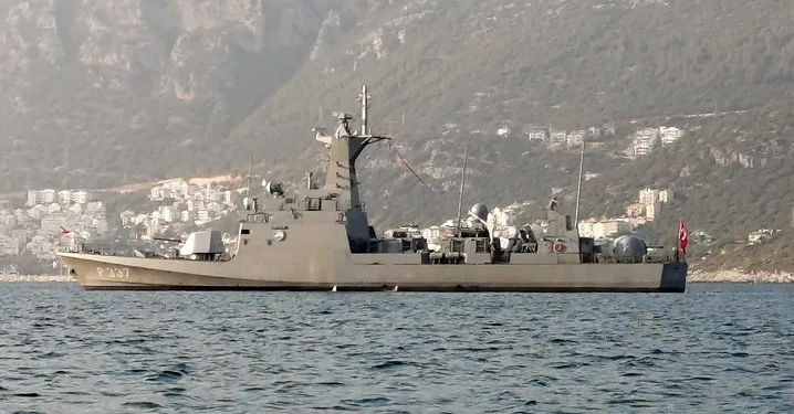 Türk fırkateyni, Meis Adası önünde