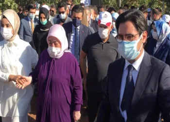 Koronavirüsü atlatan Binali Yıldırım ve eşi fıstık hasadına katıldı