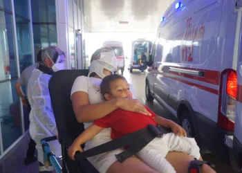 Yaralı halde, oğlunu bir an bile kucağından bırakmadı