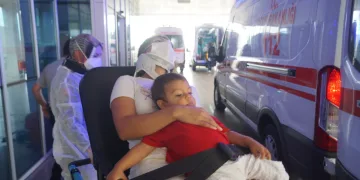 Yaralı halde, oğlunu bir an bile kucağından bırakmadı
