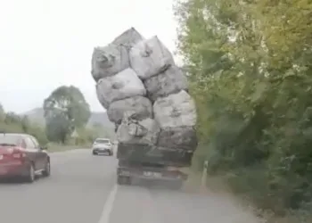 Aşırı yüklü kamyonetin tehlikeli yolculuğu